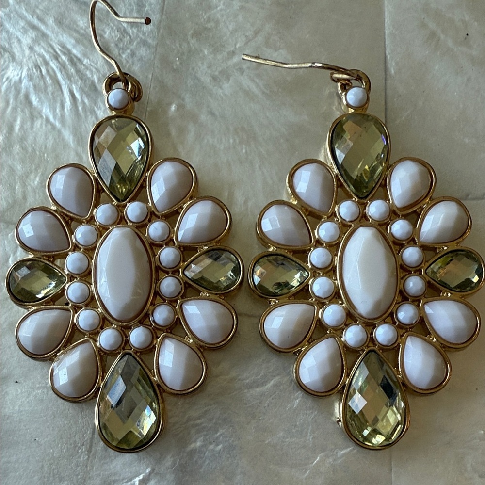 🌴 Lilly Pulitzer Large Elegant Gold and White Sparkly Dangle Earrings 💎 - Picture 3 of 9